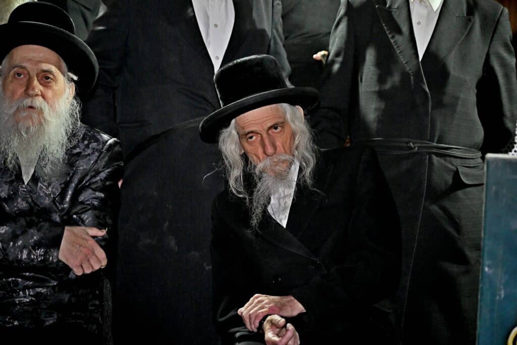 לאחר המעצרים: מחאת החסידים בשערי כלא 10 נמשכת