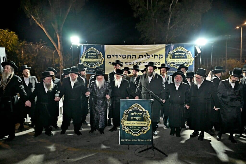 לאחר המעצרים: מחאת החסידים בשערי כלא 10 נמשכת