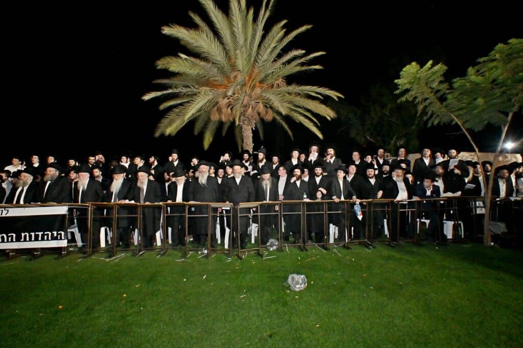 לאחר המעצרים: מחאת החסידים בשערי כלא 10 נמשכת