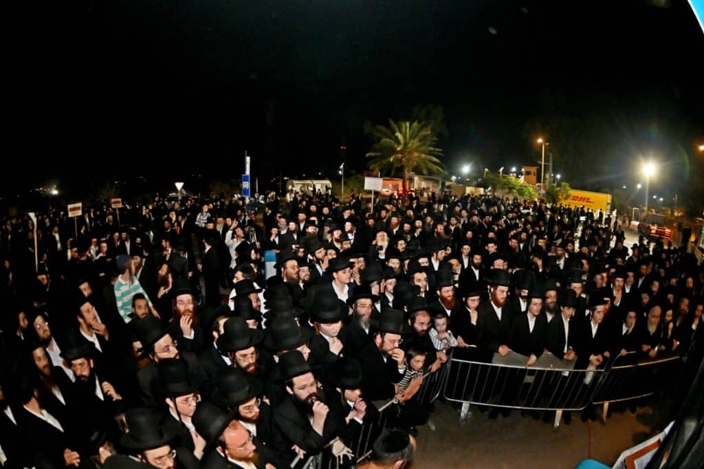 לאחר המעצרים: מחאת החסידים בשערי כלא 10 נמשכת