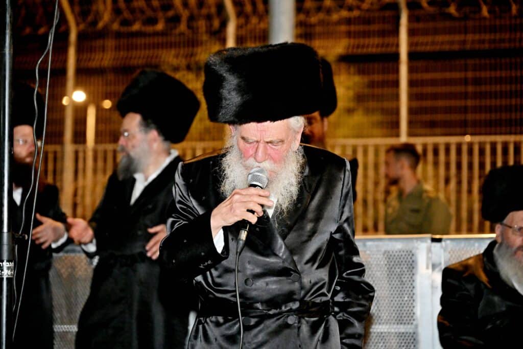 לאחר המעצרים: מחאת החסידים בשערי כלא 10 נמשכת