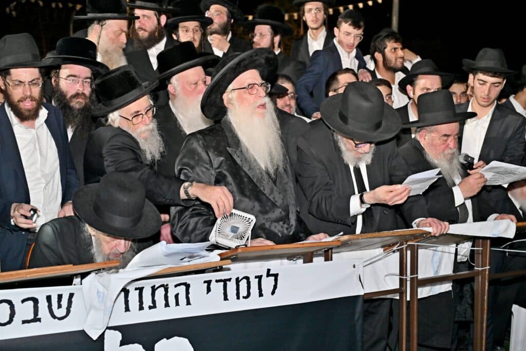 לאחר המעצרים: מחאת החסידים בשערי כלא 10 נמשכת