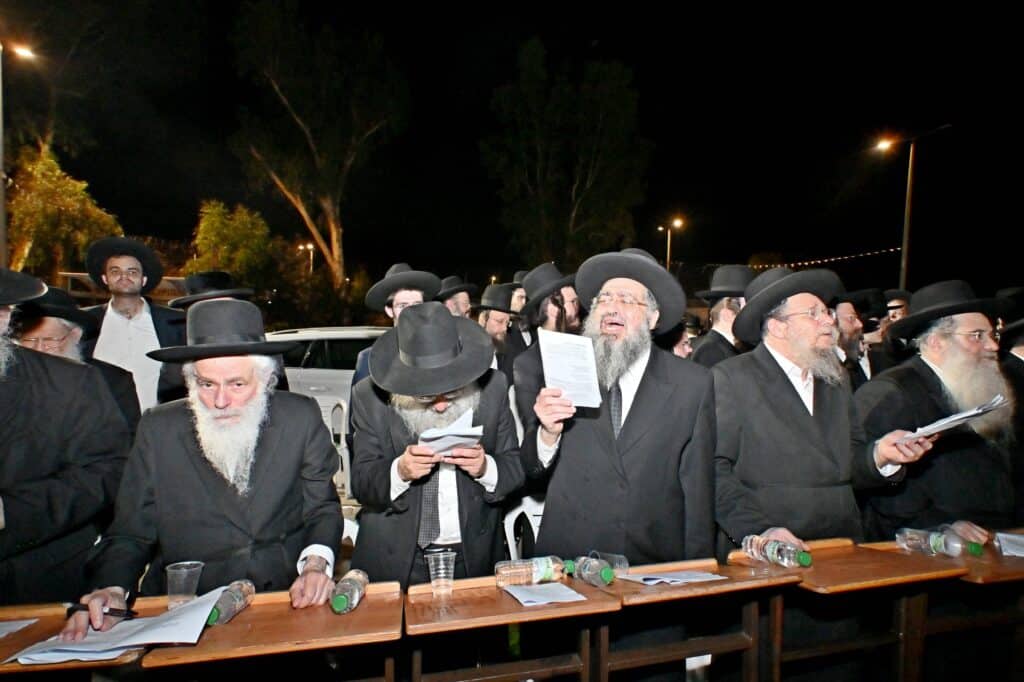 לאחר המעצרים: מחאת החסידים בשערי כלא 10 נמשכת