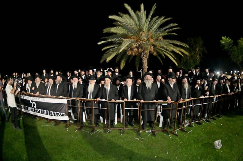 לאחר המעצרים: מחאת החסידים בשערי כלא 10 נמשכת