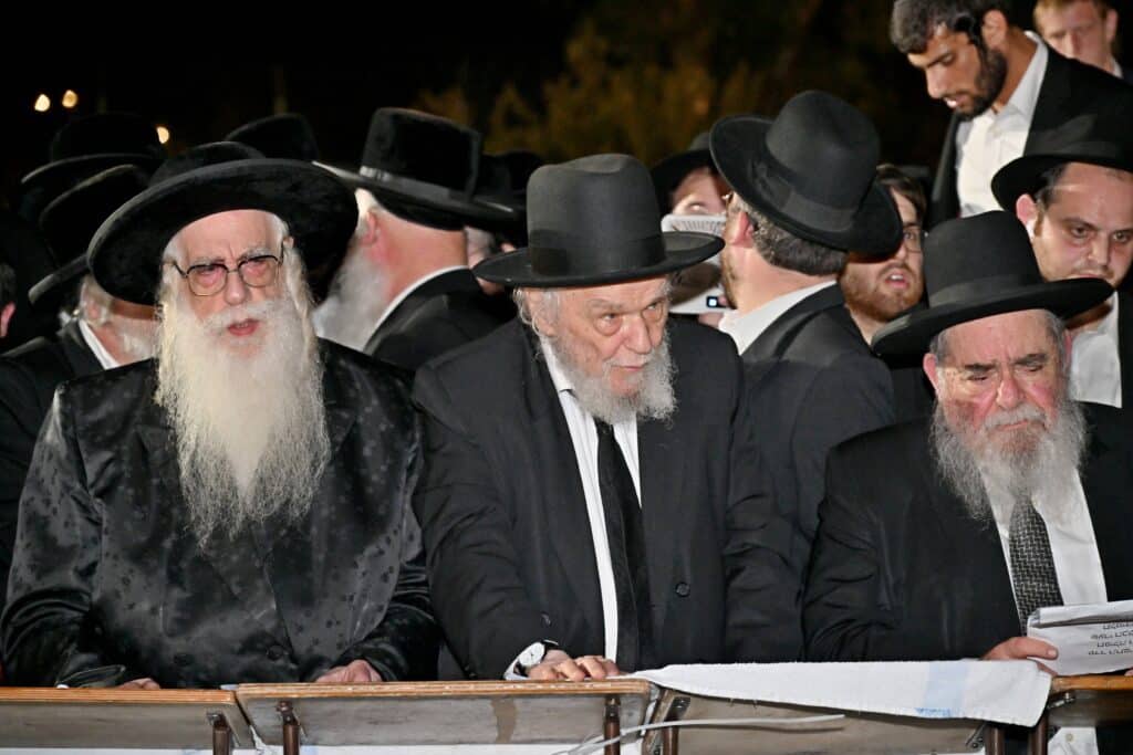 לאחר המעצרים: מחאת החסידים בשערי כלא 10 נמשכת