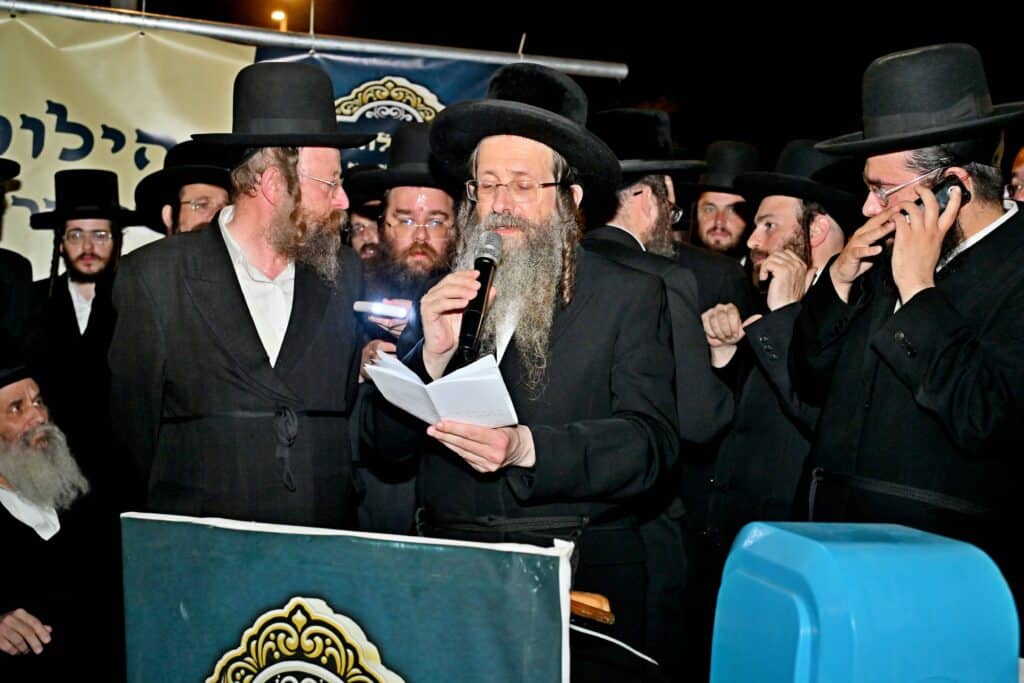 לאחר המעצרים: מחאת החסידים בשערי כלא 10 נמשכת