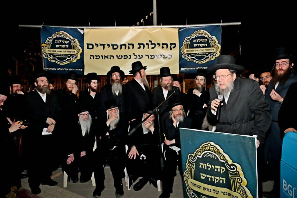 לאחר המעצרים: מחאת החסידים בשערי כלא 10 נמשכת