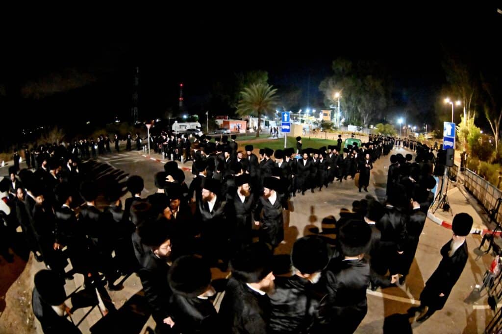 לאחר המעצרים: מחאת החסידים בשערי כלא 10 נמשכת