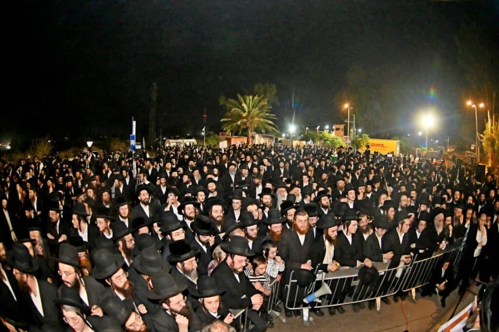 לאחר המעצרים: מחאת החסידים בשערי כלא 10 נמשכת