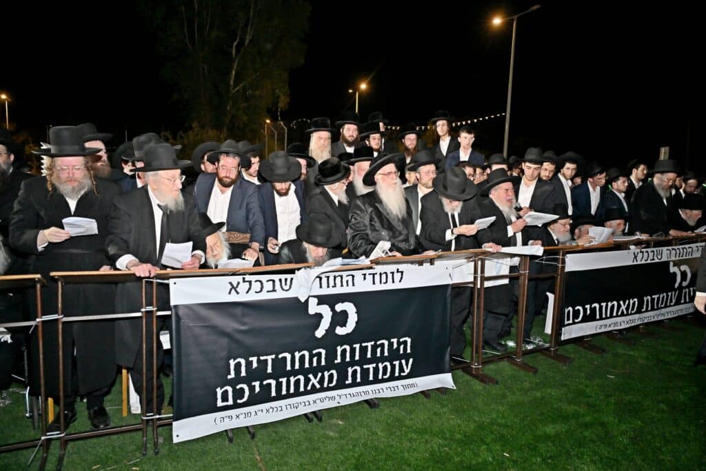 לאחר המעצרים: מחאת החסידים בשערי כלא 10 נמשכת