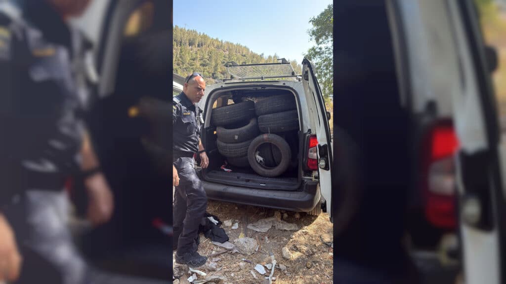 המשטרה איתרה עשרות צמיגים, פתיל הצתה ובקבוק תבערה המשטרה איתרה עשרות צמיגים, פתיל הצתה ובקבוק תבערה