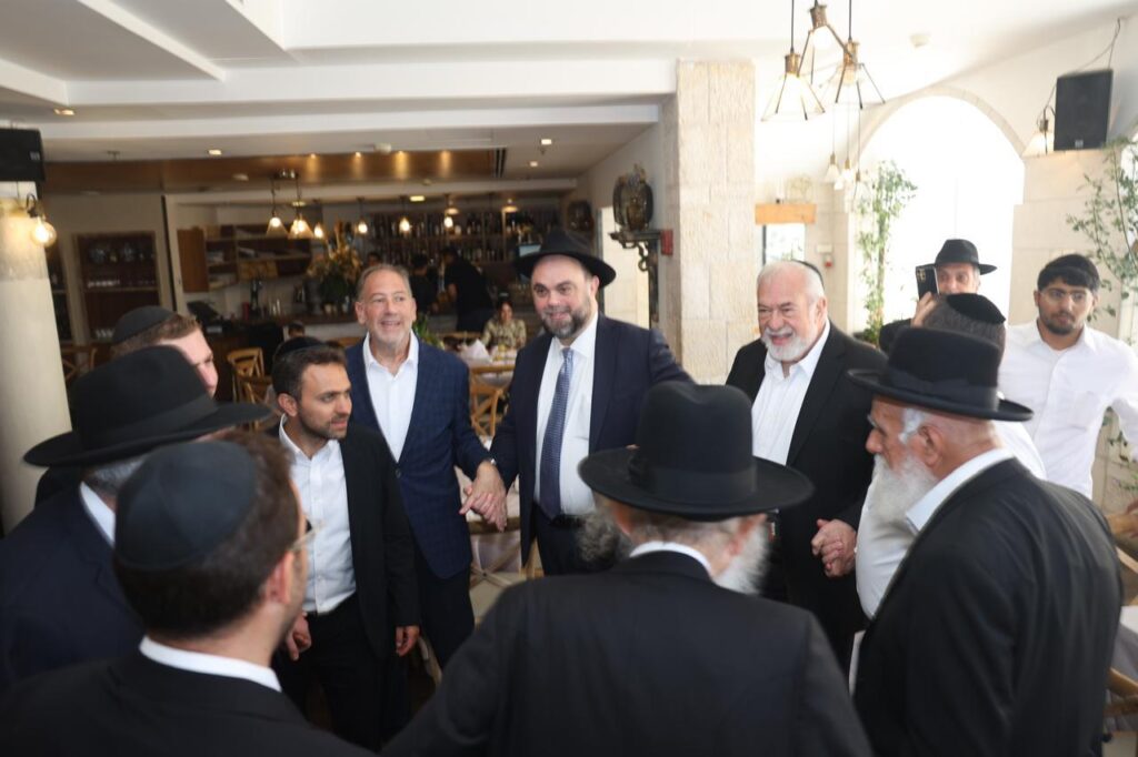 הנגיד הרים לחיים לרגל הוצאת ספרו - גדולי ישראל עלו לברך