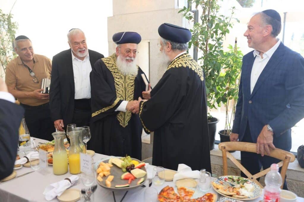 הנגיד הרים לחיים לרגל הוצאת ספרו - גדולי ישראל עלו לברך