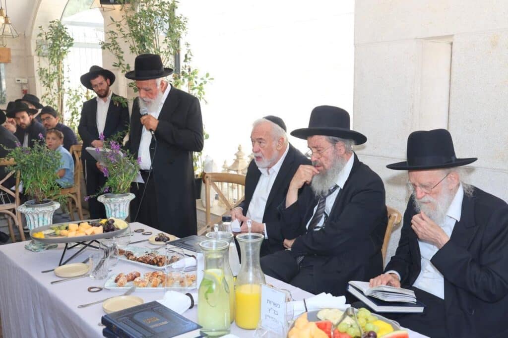 הנגיד הרים לחיים לרגל הוצאת ספרו - גדולי ישראל עלו לברך