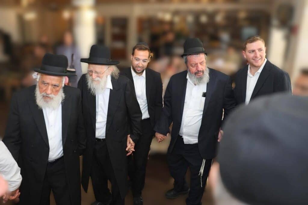 הנגיד הרים לחיים לרגל הוצאת ספרו - גדולי ישראל עלו לברך