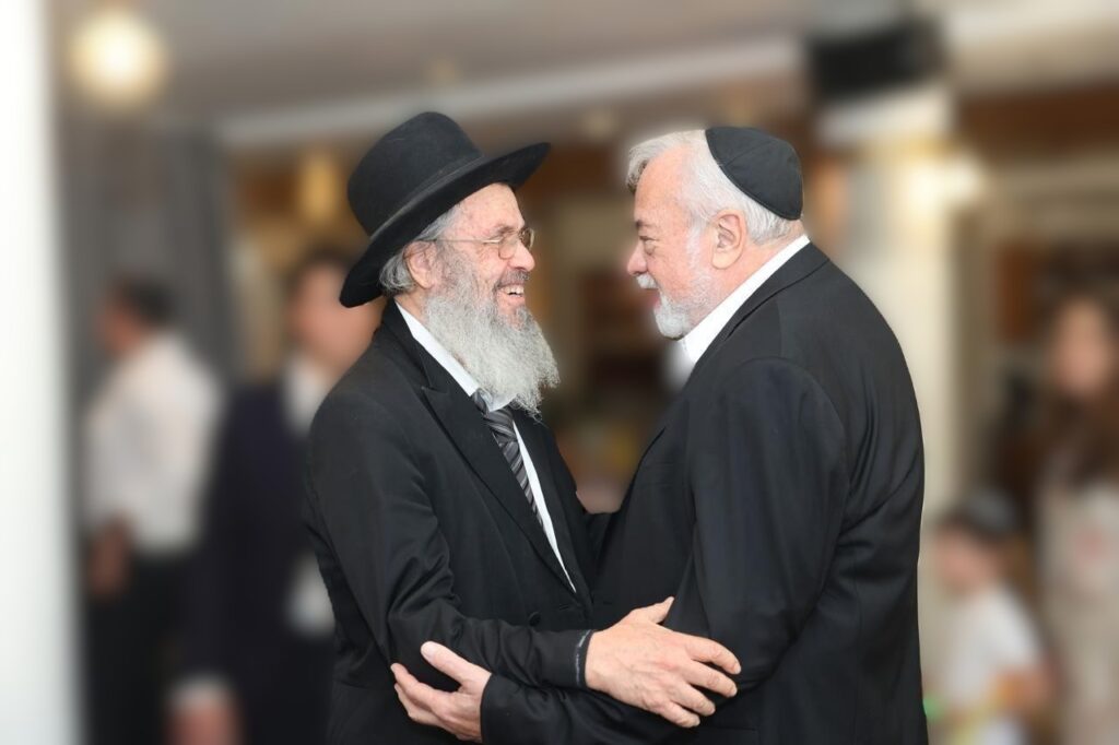 הנגיד הרים לחיים לרגל הוצאת ספרו - גדולי ישראל עלו לברך