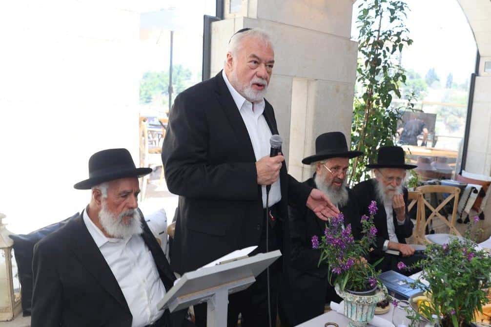 הנגיד הרים לחיים לרגל הוצאת ספרו - גדולי ישראל עלו לברך