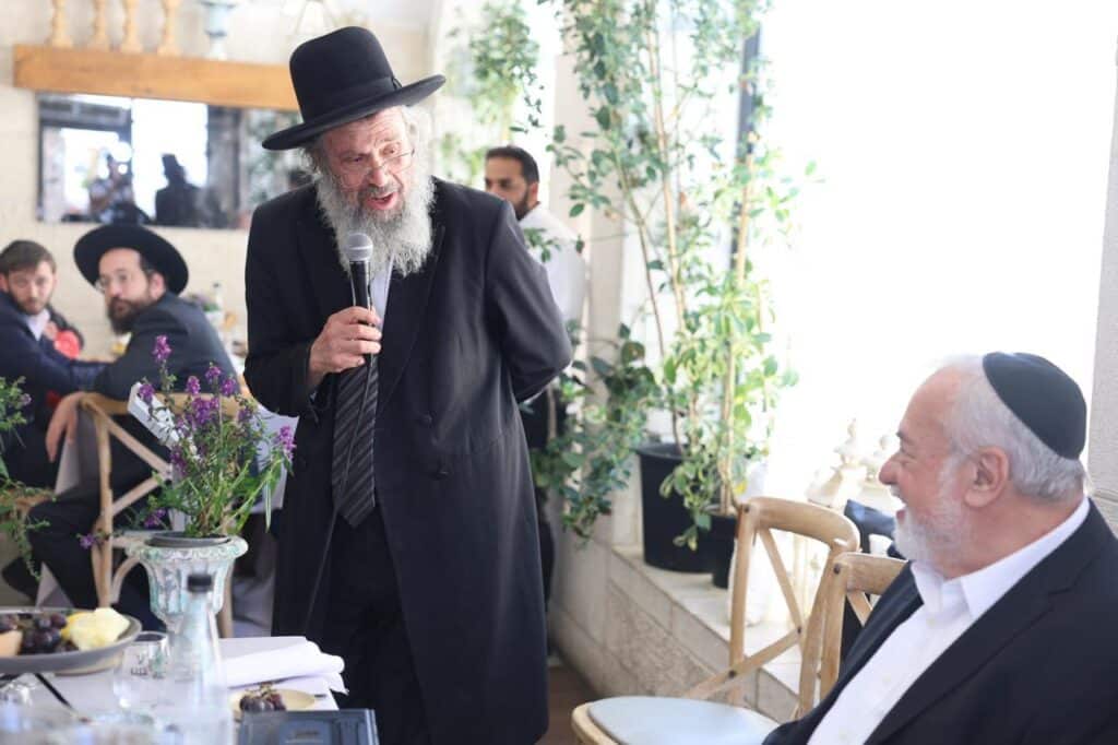 הנגיד הרים לחיים לרגל הוצאת ספרו - גדולי ישראל עלו לברך