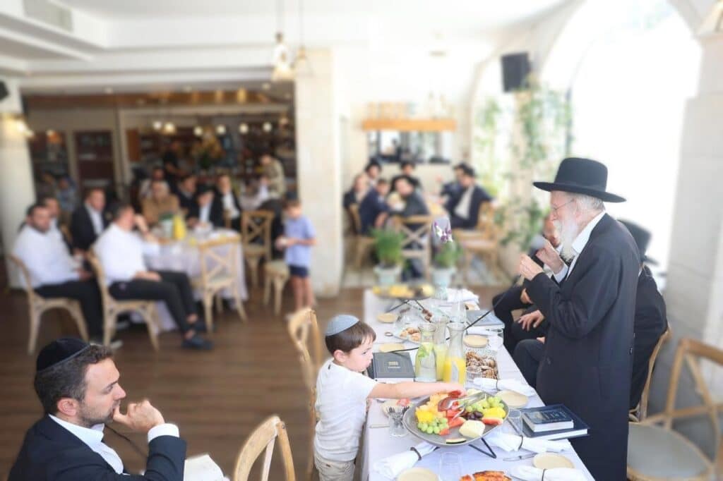 הנגיד הרים לחיים לרגל הוצאת ספרו - גדולי ישראל עלו לברך