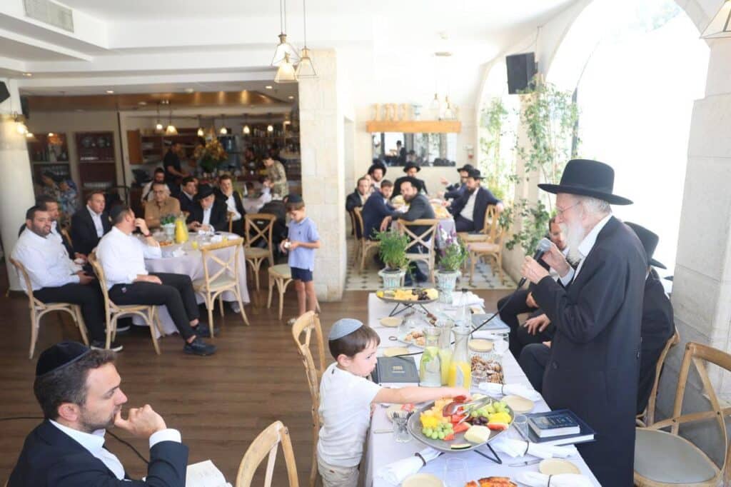 הנגיד הרים לחיים לרגל הוצאת ספרו - גדולי ישראל עלו לברך