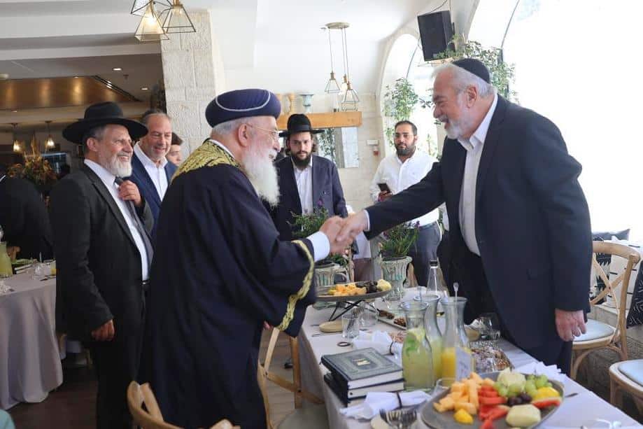 הנגיד הרים לחיים לרגל הוצאת ספרו - גדולי ישראל עלו לברך