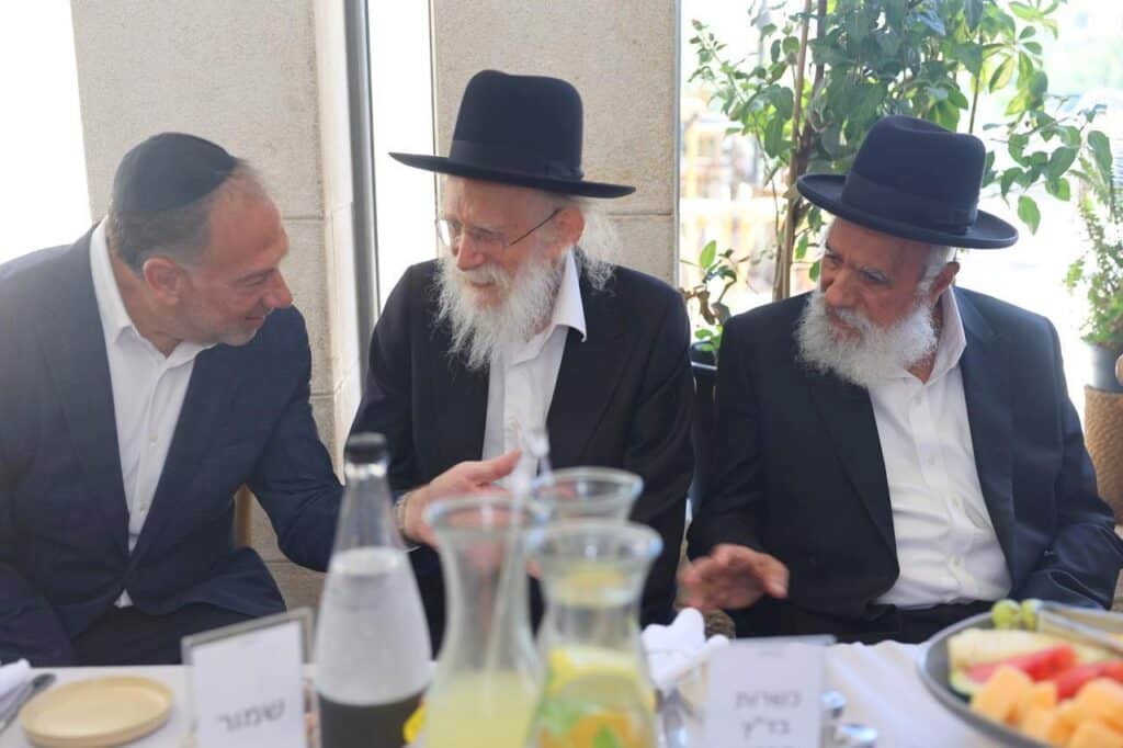 הנגיד הרים לחיים לרגל הוצאת ספרו - גדולי ישראל עלו לברך