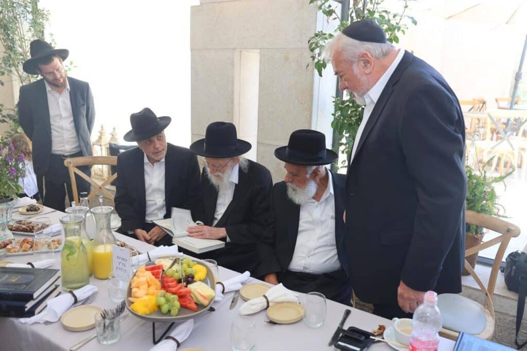 הנגיד הרים לחיים לרגל הוצאת ספרו - גדולי ישראל עלו לברך