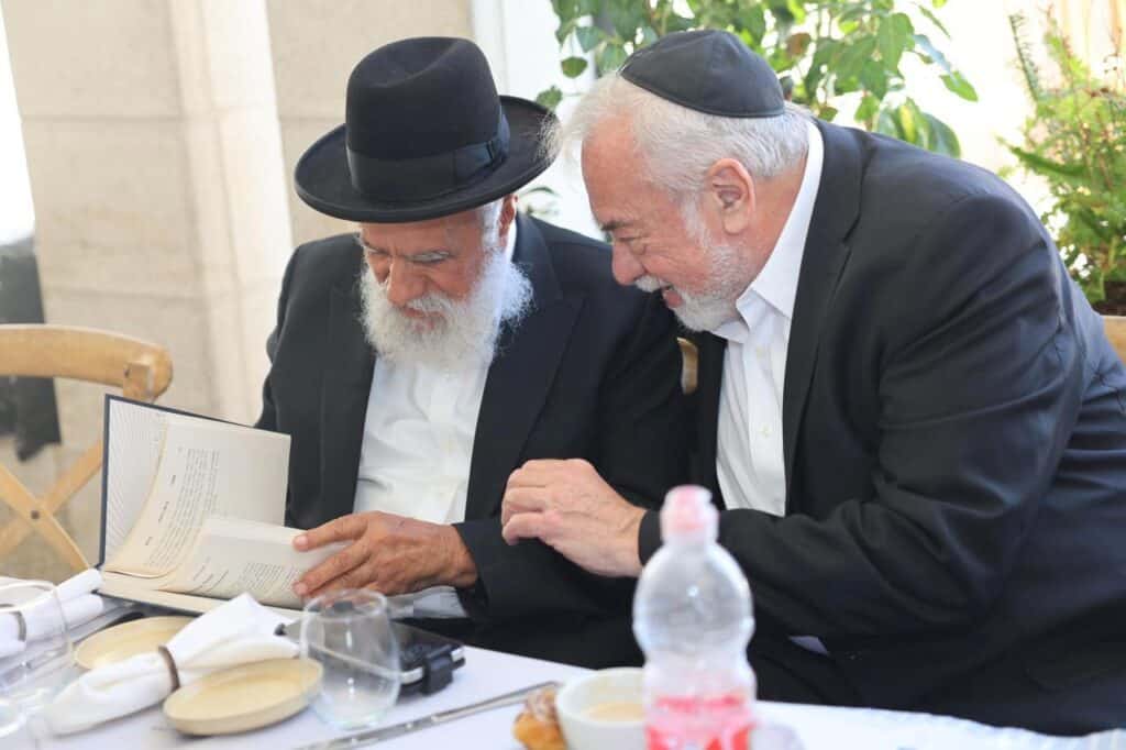 הנגיד הרים לחיים לרגל הוצאת ספרו - גדולי ישראל עלו לברך