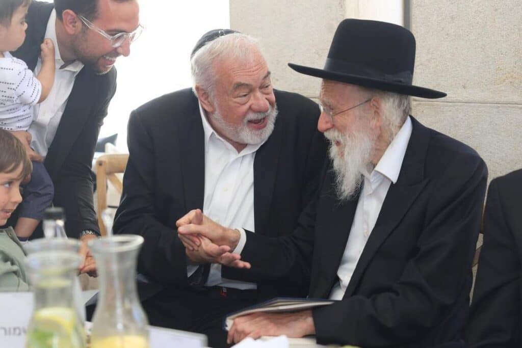 הנגיד הרים לחיים לרגל הוצאת ספרו - גדולי ישראל עלו לברך