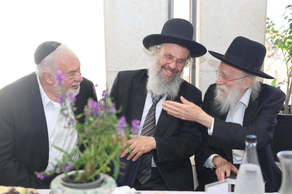 הנגיד הרים לחיים לרגל הוצאת ספרו - גדולי ישראל עלו לברך