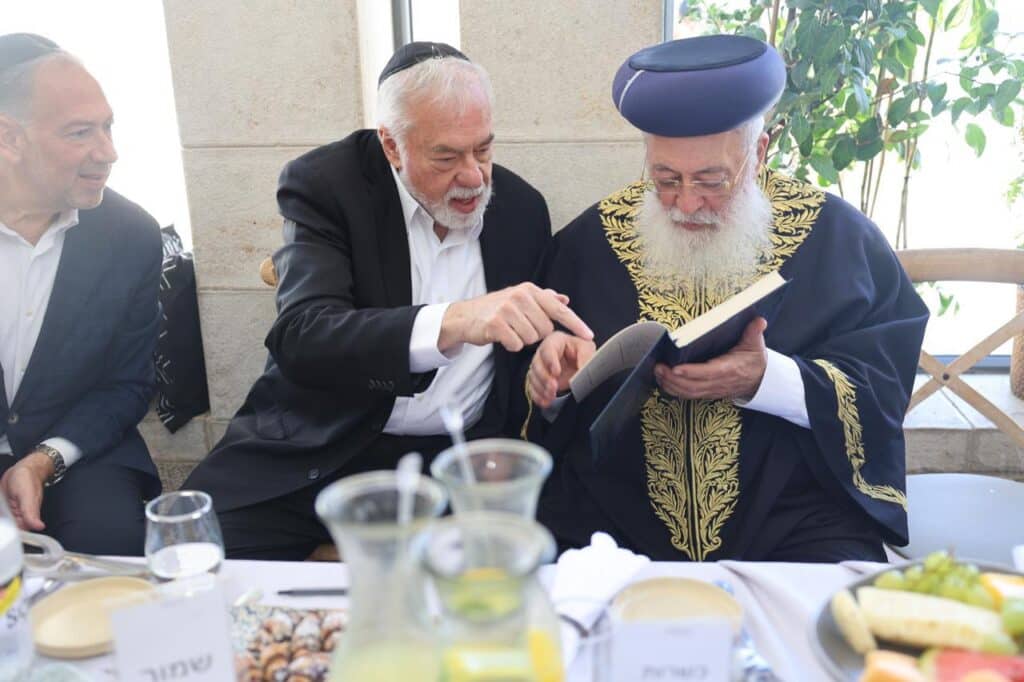 הנגיד הרים לחיים לרגל הוצאת ספרו - גדולי ישראל עלו לברך