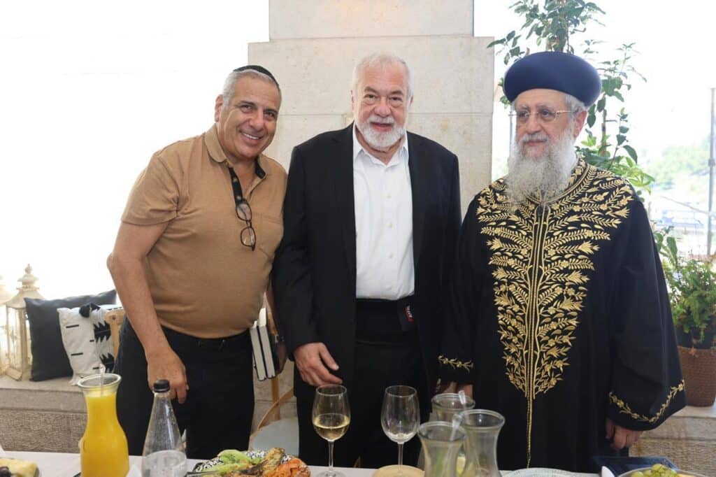 הנגיד הרים לחיים לרגל הוצאת ספרו - גדולי ישראל עלו לברך