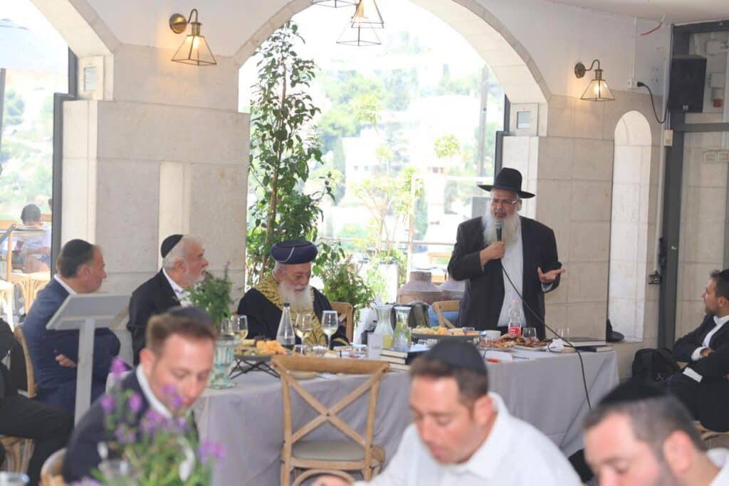 הנגיד הרים לחיים לרגל הוצאת ספרו - גדולי ישראל עלו לברך