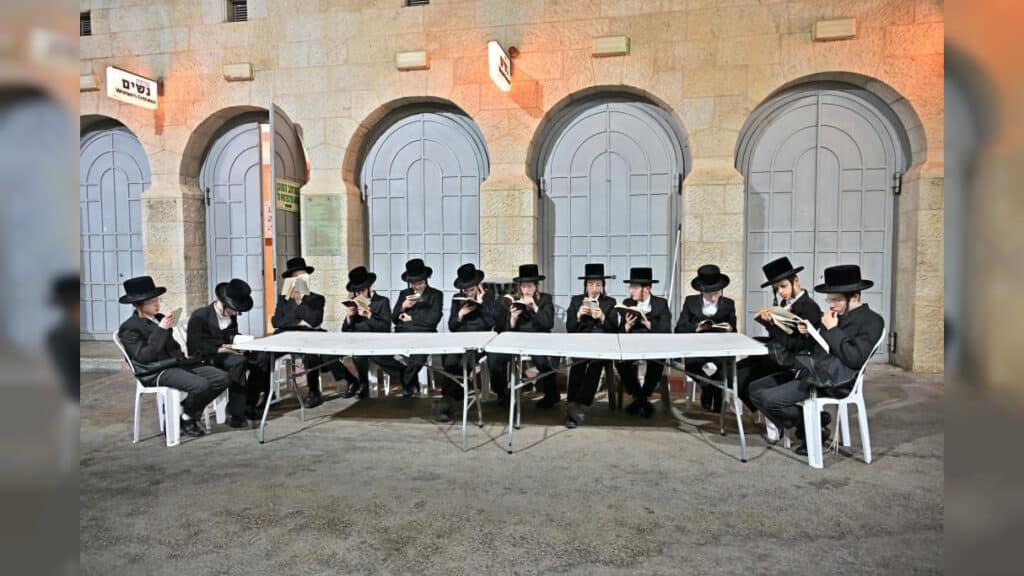 בחצות הלילה קבר רחל התמלא אור תורה וחסידות