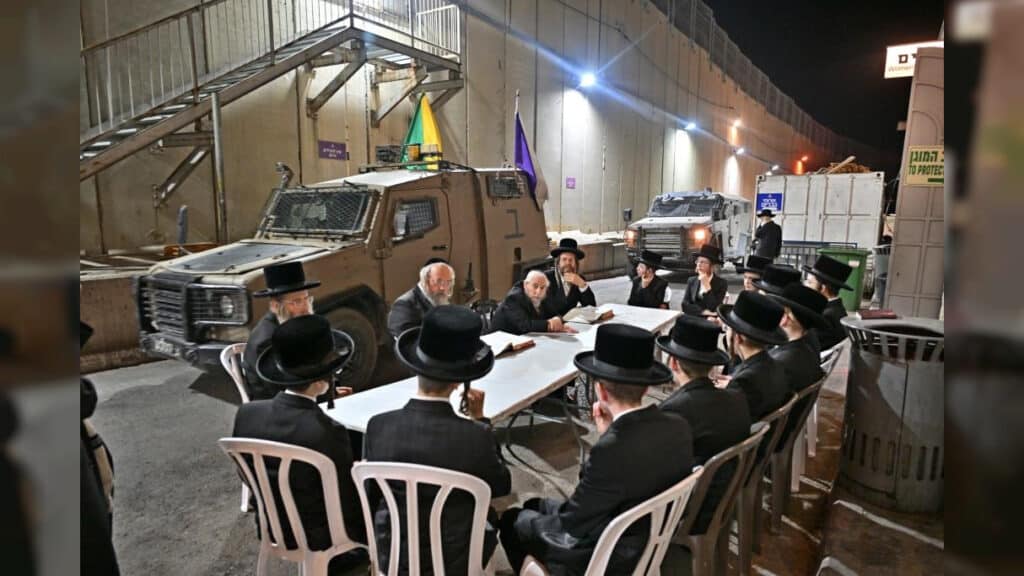 בחצות הלילה קבר רחל התמלא אור תורה וחסידות