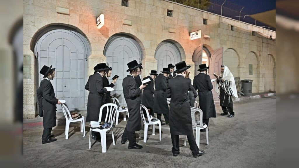 בחצות הלילה קבר רחל התמלא אור תורה וחסידות