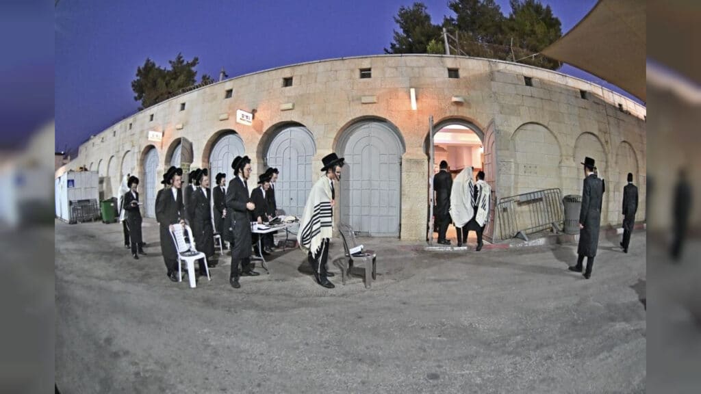 בחצות הלילה קבר רחל התמלא אור תורה וחסידות