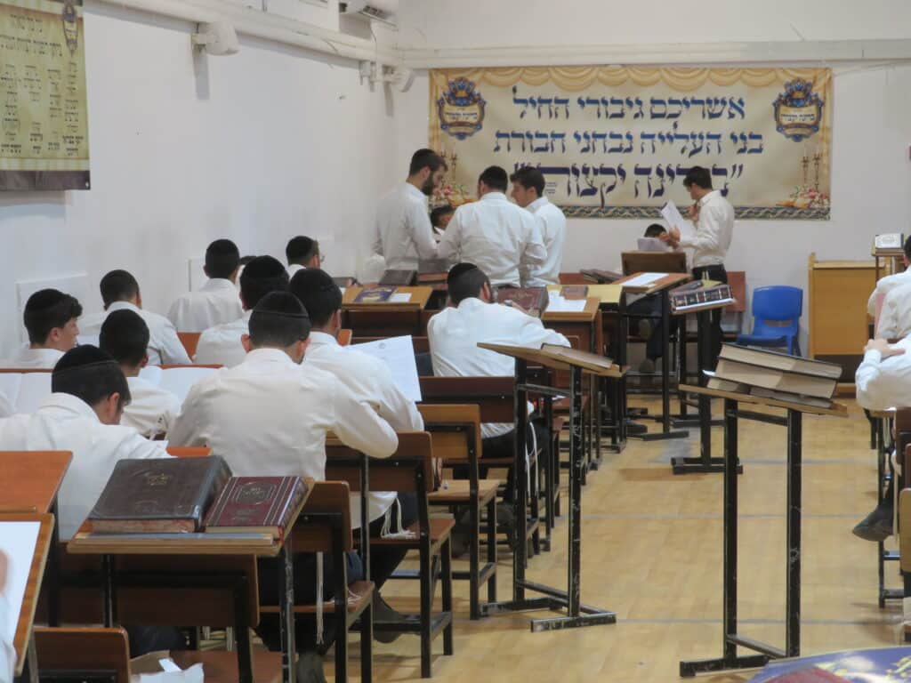 בני הקיבוץ של ישיבת 'באר התלמוד' שימשו כ'מיישיבים'