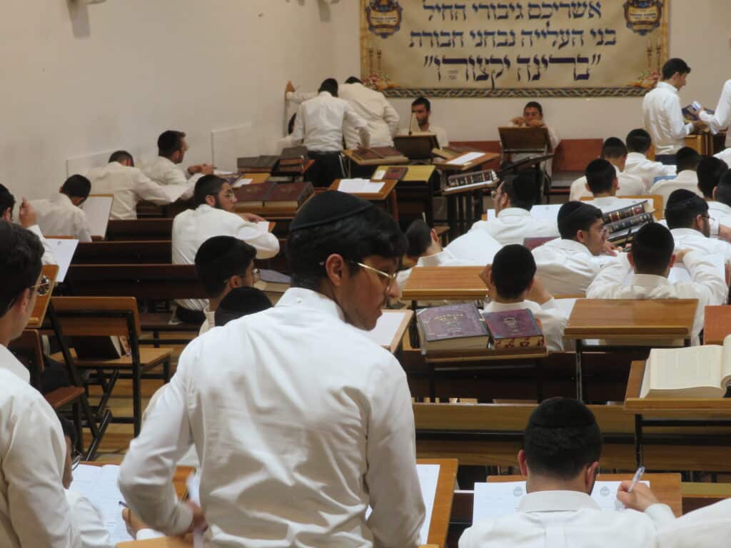 בני הקיבוץ של ישיבת 'באר התלמוד' שימשו כ'מיישיבים'