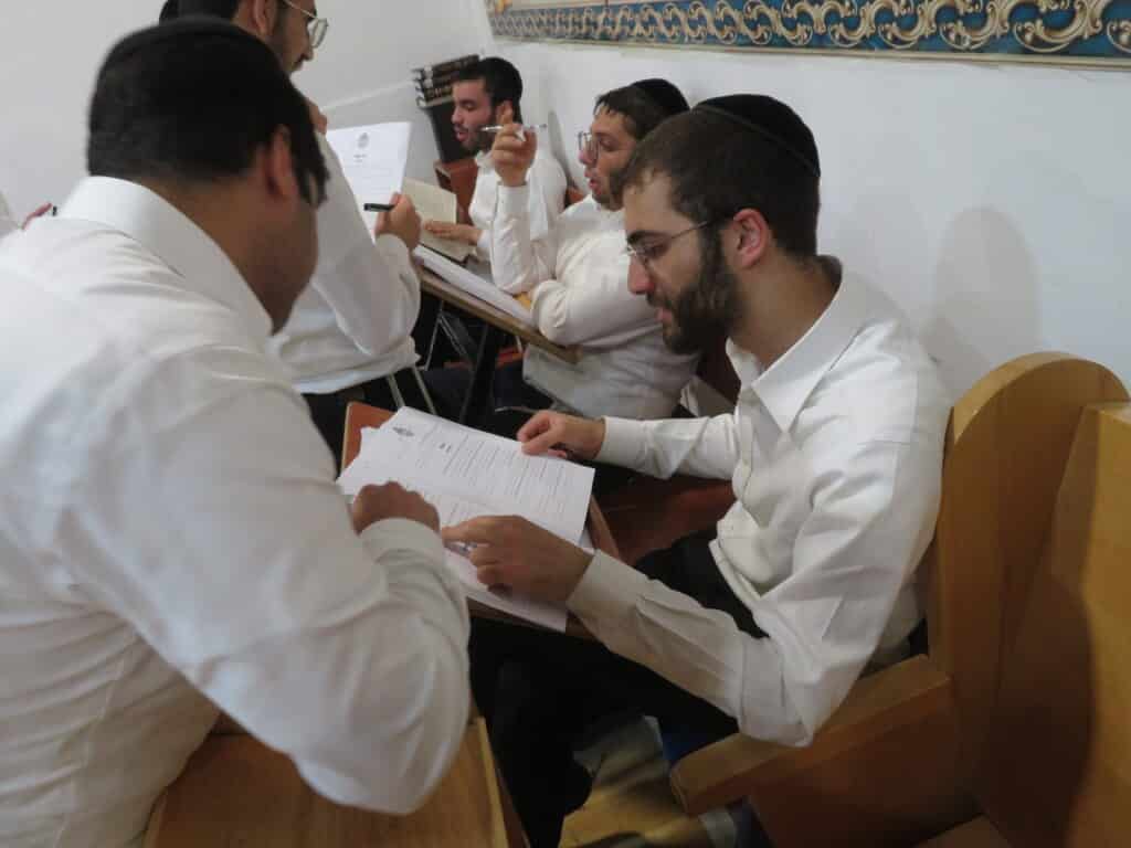 בני הקיבוץ של ישיבת 'באר התלמוד' שימשו כ'מיישיבים'