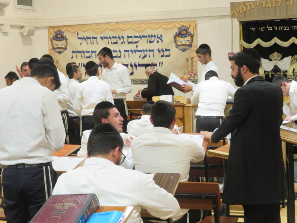 בני הקיבוץ של ישיבת 'באר התלמוד' שימשו כ'מיישיבים'