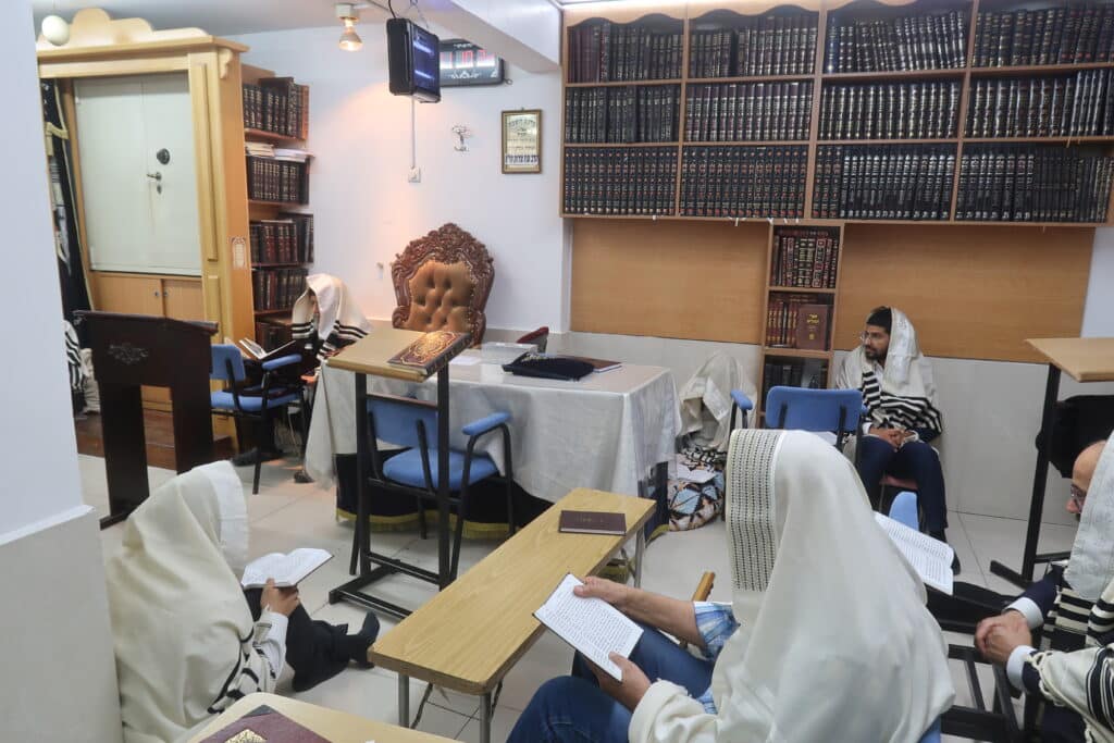 אמירת הקינות אצל הגאון הרב יצחק רצאבי רו"מ פעולת צדיק