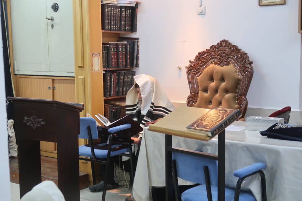 אמירת הקינות אצל הגאון הרב יצחק רצאבי רו"מ פעולת צדיק