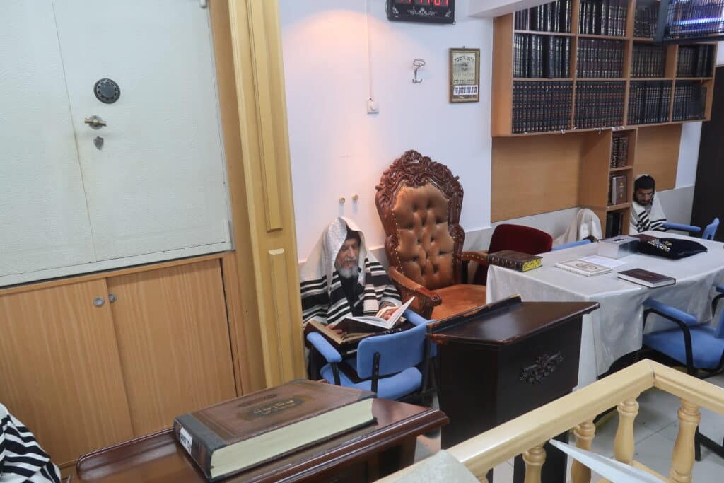 אמירת הקינות אצל הגאון הרב יצחק רצאבי רו"מ פעולת צדיק