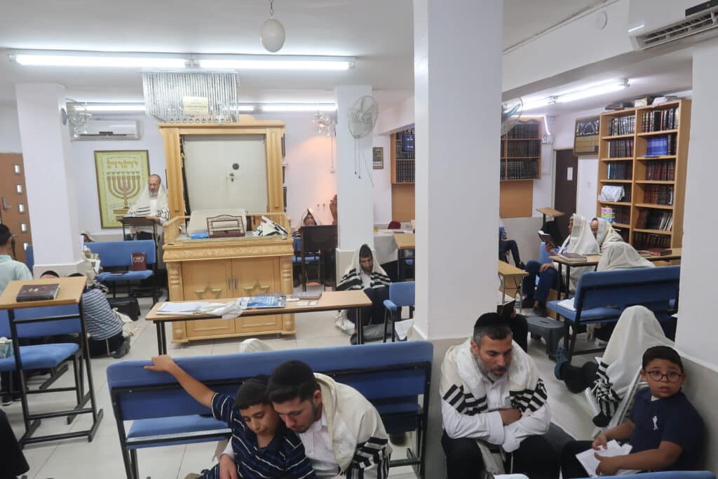 אמירת הקינות אצל הגאון הרב יצחק רצאבי רו"מ פעולת צדיק