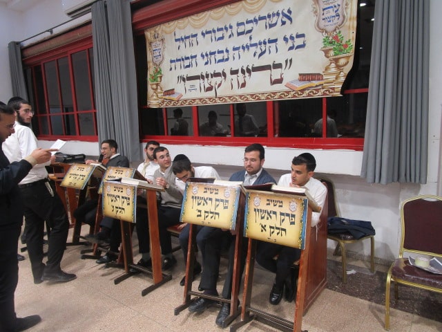 בני הקיבוץ של ישיבת 'באר התלמוד' שימשו כ'מיישיבים'