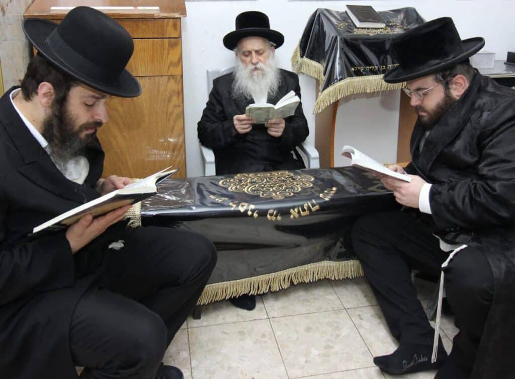 "זקנים משער שבתו": מראות תשעה באב בעולם היהודי