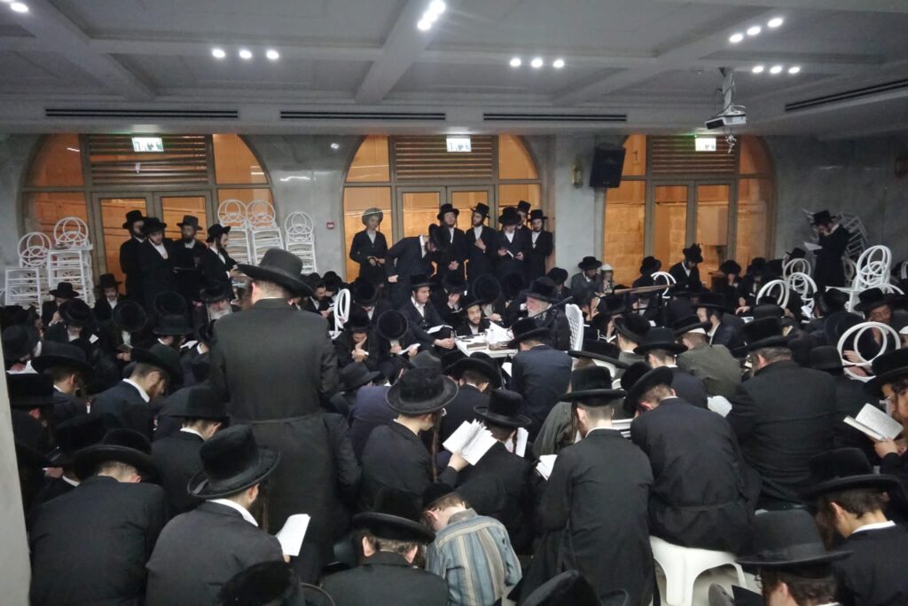 "זקנים משער שבתו": מראות תשעה באב בעולם היהודי