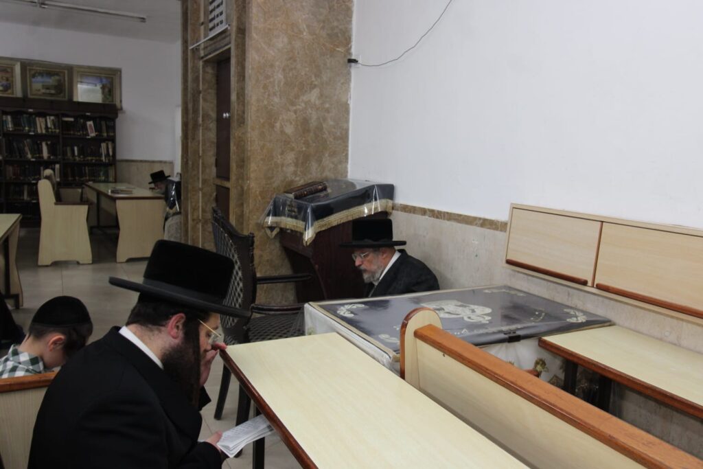 "זקנים משער שבתו": מראות תשעה באב בעולם היהודי