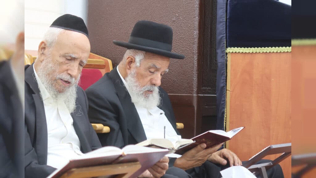 הגאון הרב שלמה מחפוד באמירת הקינות ביום ט' באב